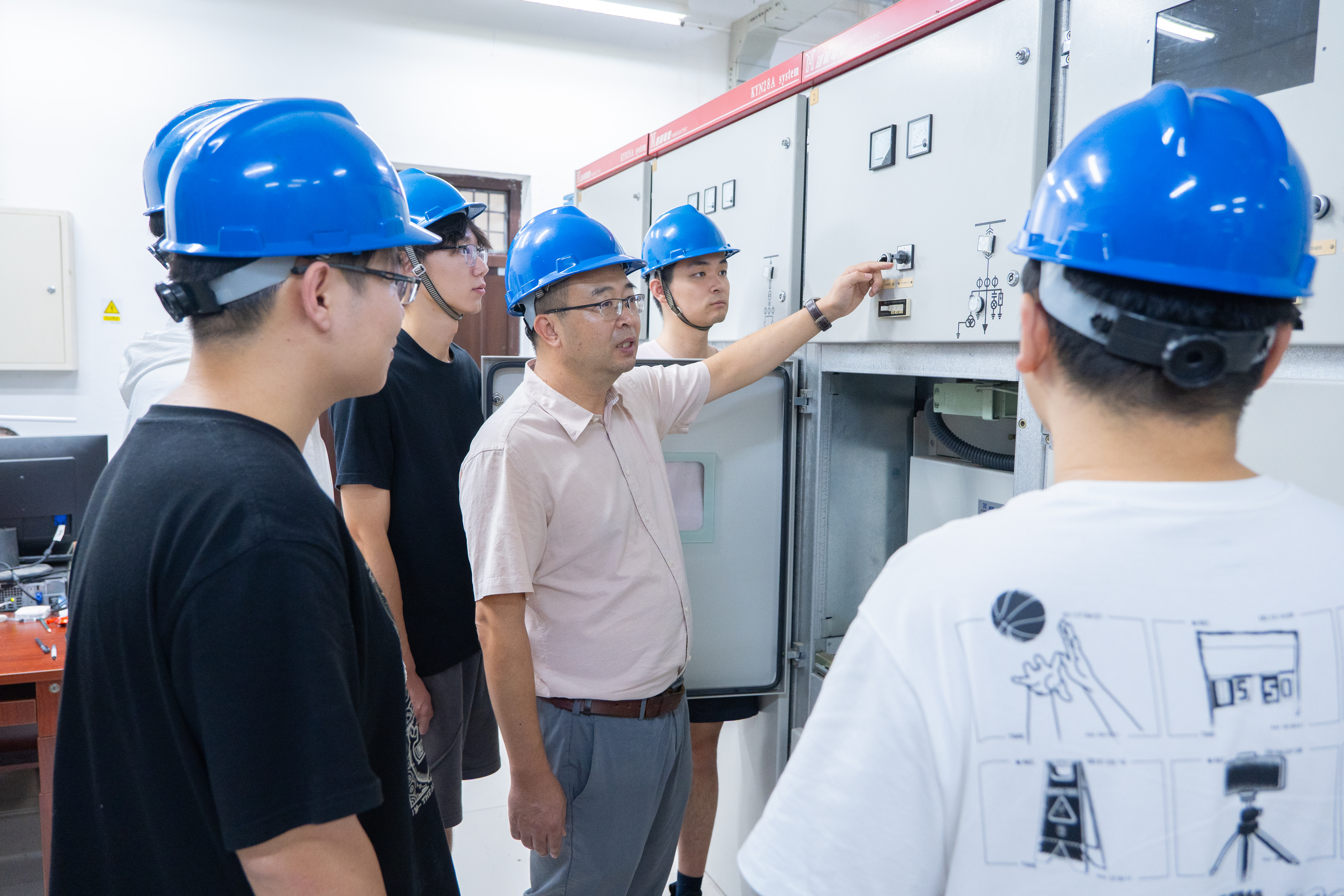 育人巧绘创新卷　教研精开智能花——于永进：电力系统分析课上的“科技探险家”